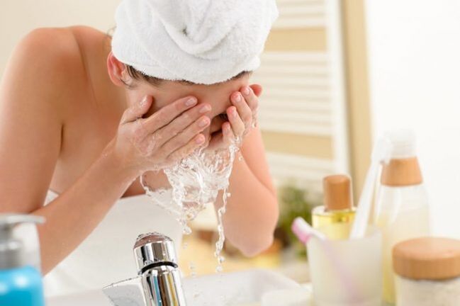 Lai nomazgātu seju, jums vajadzētu izmantot īpašas putas un želejas. 