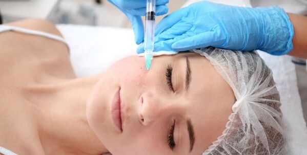 Kosmetologs veic sejas ādas atjaunošanas procedūru ar plazmu